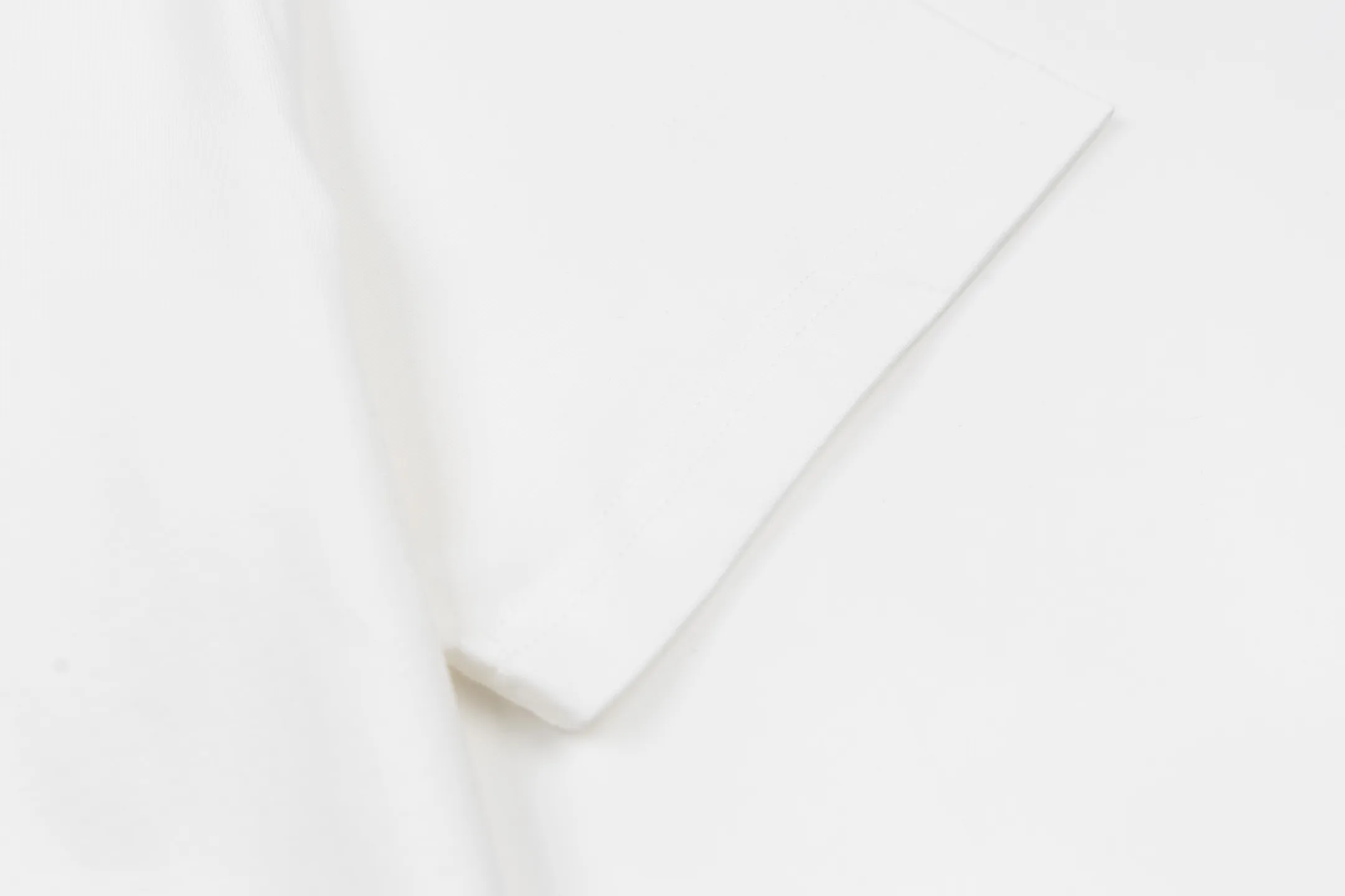 🅿️300 1v SKI ski series velvet jacquard foam short sleeves. The fabric is made of 15S 230g fine cotton plain fabric, and the rib is made of 32S 380g double yarn rib. This T-shirt is made of elegant cotton with a richly textured velvet 1V pattern on the front, depicting rock peaks, snowfields and forest scenes. The crack effect simulates a forest path, and the 1V logo is implicitly embellished in the center. The avant-garde and elegant shape embodies the casual style of winter. The base is made of 15-count combed cotton jersey fabric, with a weight of 230g/㎡, giving it a flexible texture and excellent morphological stability. Short lint impurities are removed through the combing process to ensure the smoothness of the cloth surface and yarn strength. Combined with high-density weaving, the fabric has a delicate and smooth texture, providing an ideal canvas for subsequent complex printing. The surface of the fabric is smooth and delicate, and the texture is tight. The fabric has good softness and comfort, stable breathability, and can keep the body dry. The pattern is realized through overprinting of more than six colors of velvet slurry. In the gradient transition between rock peaks, snowfields and forests, by adjusting the density of velvet powder and the thickness of the slurry, a micro-three-dimensional suede surface drop of 0.2-0.5mm is formed. The snow peak area uses high-reflective velvet pulp to create a cold texture, and the forest part uses dark thick slurry accumulation to simulate vegetation levels. The crack effect uses the slurry blanking technique to tear out a visual channel to the base fabric in the suede matrix. Size:XS-S-M-L